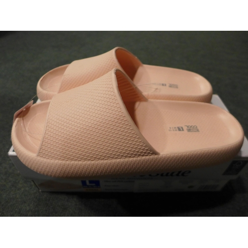 3039 - 32°C Cool Cushion Slide Coral Flip Flops - size: L * this lot is subject to VAT