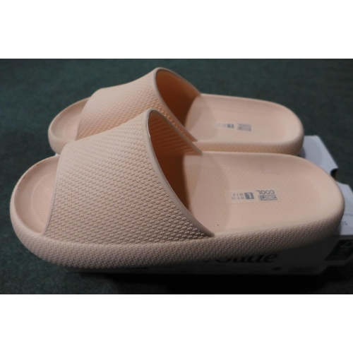 3040 - 32°C Cool Cushion Slide Coral Flip Flops - size: L * this lot is subject to VAT