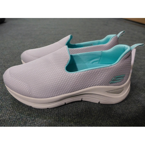 3045 - Women's Grey Slip-On Skechers - UK size: 4 * this lot is subject to VAT