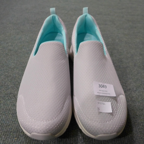 3049 - Women's Grey Slip-On Skechers - UK size: 6 * this lot is subject to VAT