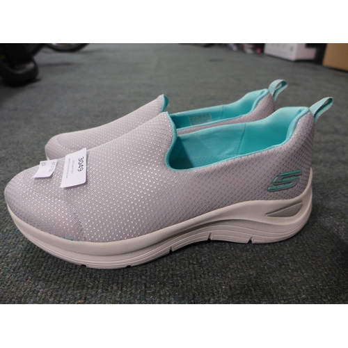 3049 - Women's Grey Slip-On Skechers - UK size: 6 * this lot is subject to VAT