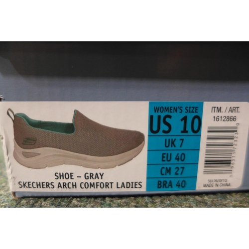 3050 - Women's Grey Slip-On Skechers - UK size: 7 * this lot is subject to VAT