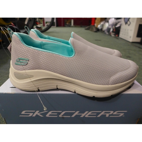 3050 - Women's Grey Slip-On Skechers - UK size: 7 * this lot is subject to VAT