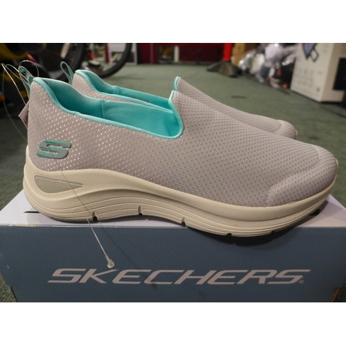 3051 - Women's Grey Slip-On Skechers - UK size: 7 * this lot is subject to VAT