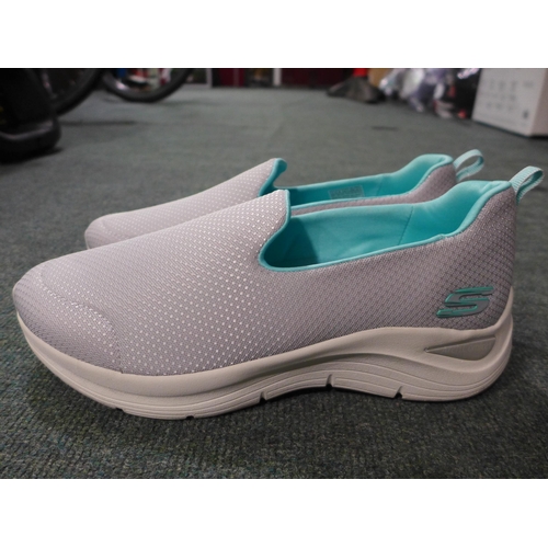 3052 - Women's Grey Slip-On Skechers - UK size: 8 * this lot is subject to VAT