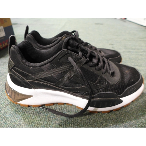 3056 - Men's Dearfoam Slippers (size L) & Black FILA Trainers (UK size: 8) * this lot is subject to VAT