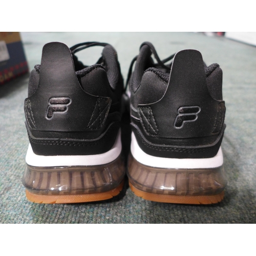 3056 - Men's Dearfoam Slippers (size L) & Black FILA Trainers (UK size: 8) * this lot is subject to VAT