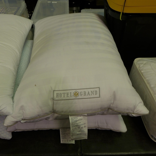 3326 - 2x Hotel Grand Down Roll jumbo pillows   ( 301 - 194 )   * This lot is subject to vat