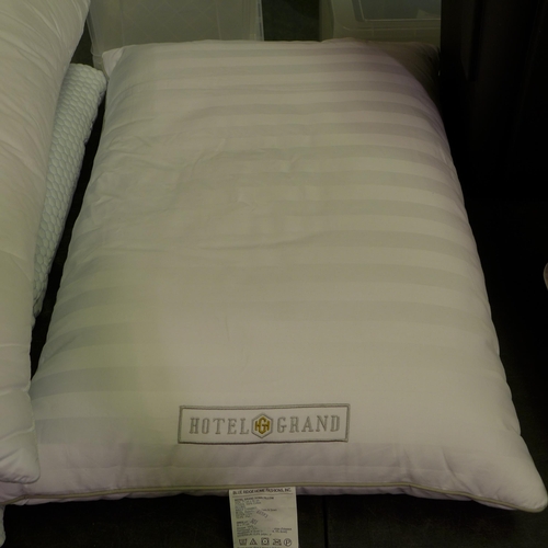 3326 - 2x Hotel Grand Down Roll jumbo pillows   ( 301 - 194 )   * This lot is subject to vat