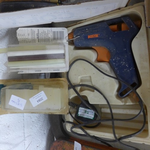 2084 - A Bostik glue gun with glue sticks