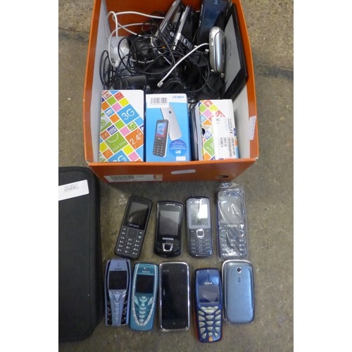 2156 - A box of retro mobile phones including Samsung, Motorola, Nokia, Sony Ericsson etc