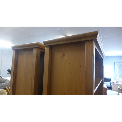 1561 - A pair of pine open bookcases