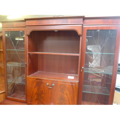 1565 - A mahogany effect wall unit