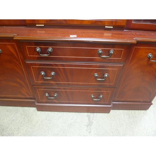 1565 - A mahogany effect wall unit