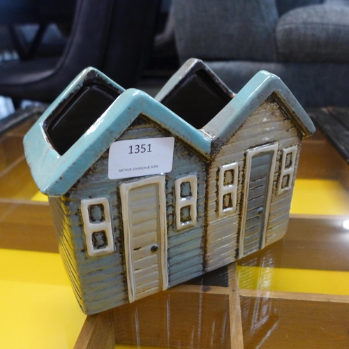 1351 - A ceramic beach hut planter W19cm (565305)