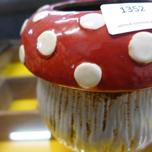 1352 - A ceramic toadstool planter W15cm (570105)