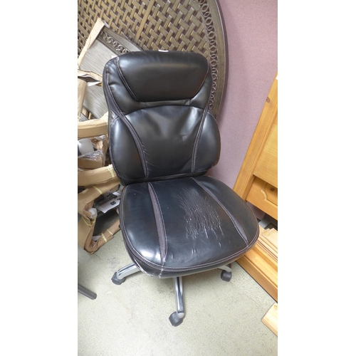 1522 - A black leather swivel office chair (4173-40) *This lot is subject to VAT