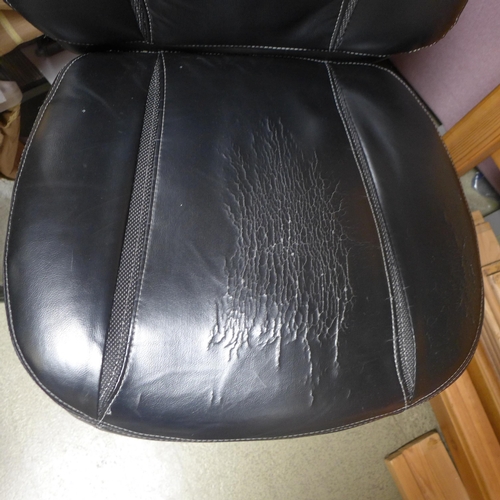 1522 - A black leather swivel office chair (4173-40) *This lot is subject to VAT