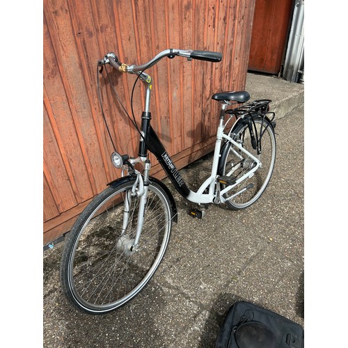 2243 - A Kettler Aluminium Rad step over women's city bike with mud guards, luggage rack and paniers, front... 