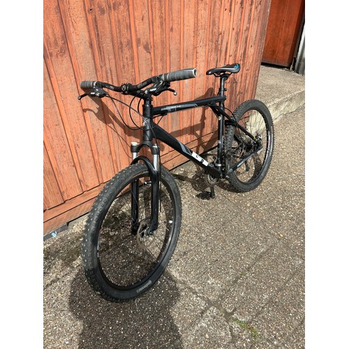 2247 - A GT Avalanche XL frame twin disc MTB with upgraded brakes