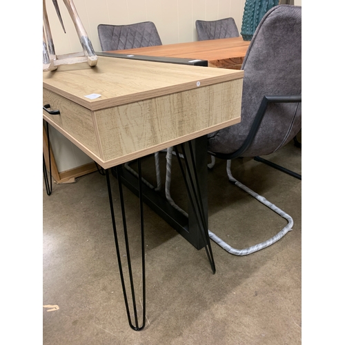 1381 - A Mately desk