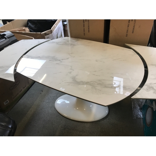 1546 - A marble extending dining table