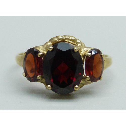 1006 - A 9ct gold and red stone ring, 1.9g, O