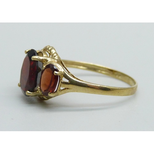 1006 - A 9ct gold and red stone ring, 1.9g, O