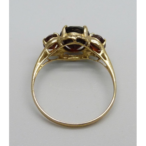 1006 - A 9ct gold and red stone ring, 1.9g, O