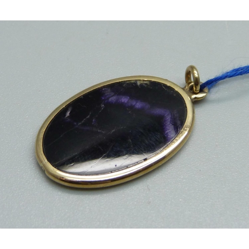 1011 - A 9ct gold and Blue John pendant, Sheffield 1978, 16mm wide