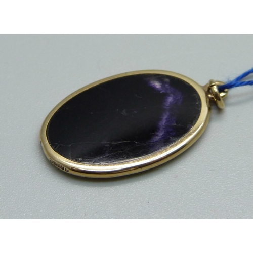 1011 - A 9ct gold and Blue John pendant, Sheffield 1978, 16mm wide