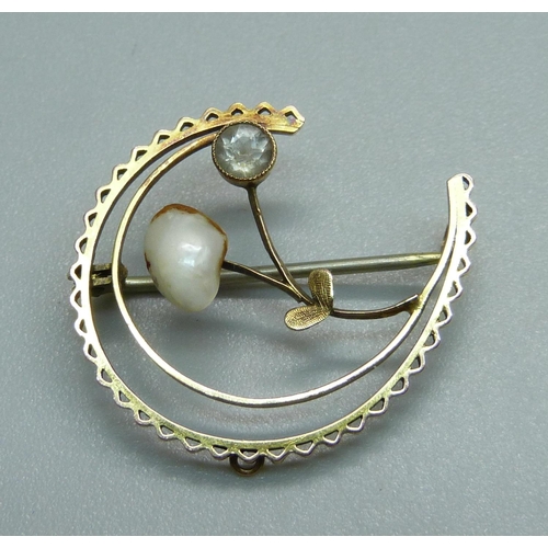 1014 - A 9ct gold brooch set with pearl and a light blue stone, 1.7g