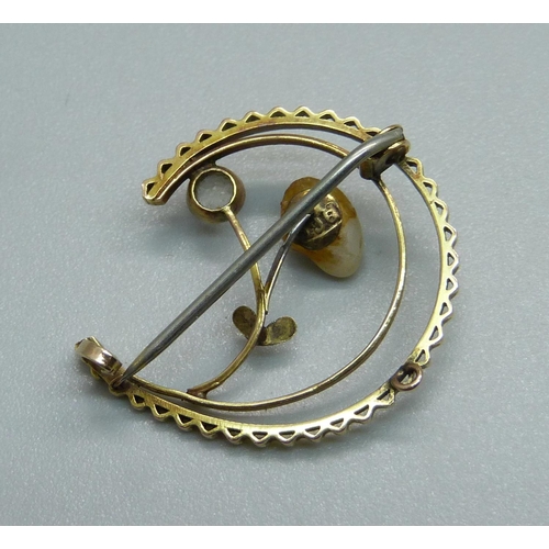 1014 - A 9ct gold brooch set with pearl and a light blue stone, 1.7g