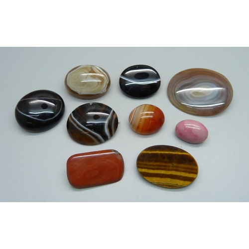 1020 - Nine agate brooches