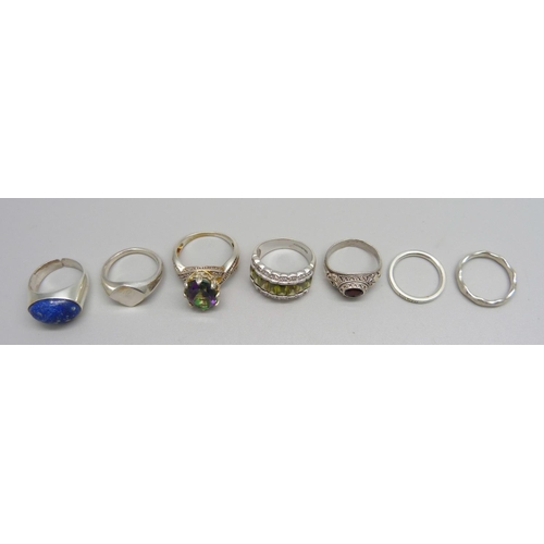 1026 - Seven silver rings, all test as silver, 31g