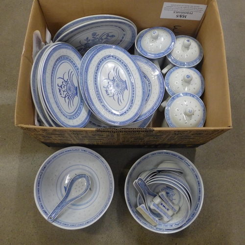 1034 - A Chinese dinner set **PLEASE NOTE THIS LOT IS NOT ELIGIBLE FOR POSTING AND PACKING**