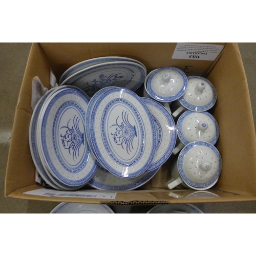 1034 - A Chinese dinner set **PLEASE NOTE THIS LOT IS NOT ELIGIBLE FOR POSTING AND PACKING**