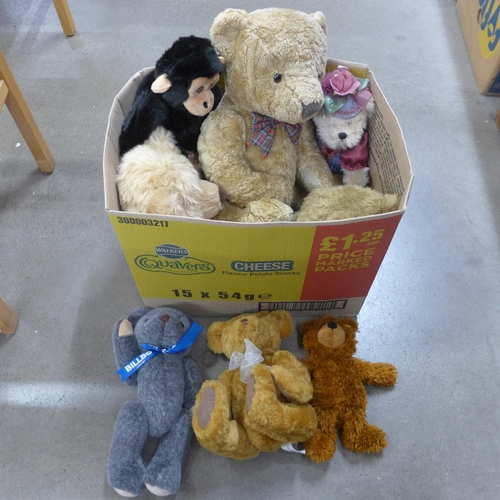 1046 - A collection of Teddy bears including one Steiff **PLEASE NOTE THIS LOT IS NOT ELIGIBLE FOR POSTING ... 