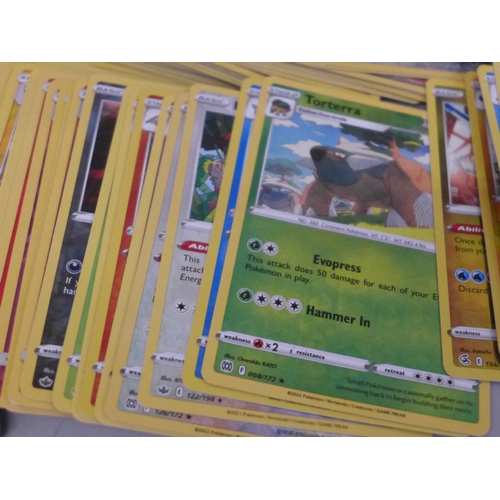 639 - Reverse holo Pokemon cards with rare Black Star card, in Pokemon box, (220)