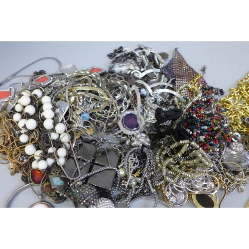 662 - A collection of costume jewellery