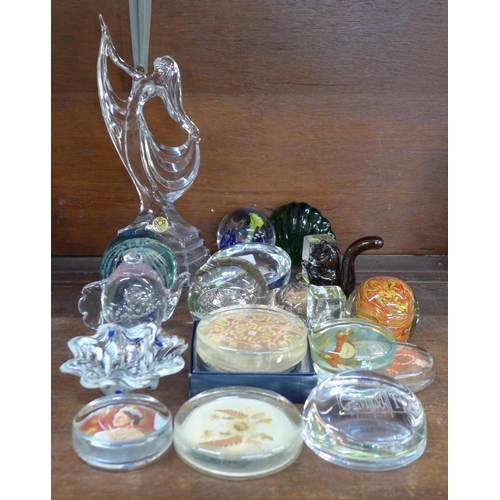 672 - A collection of glass including model of a squirrel, a figure, paperweights, Mdina, Kery Glass, RCR,... 