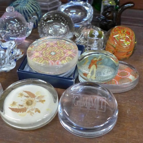 672 - A collection of glass including model of a squirrel, a figure, paperweights, Mdina, Kery Glass, RCR,... 