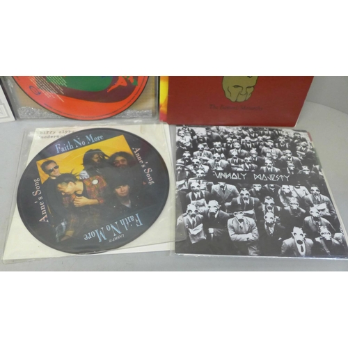 677 - Twenty-five picture disc/coloured vinyl 7