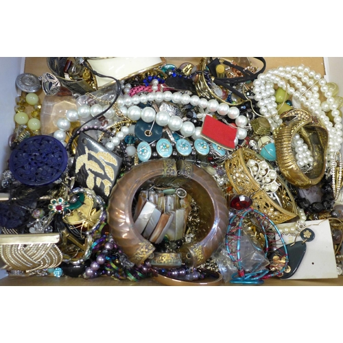 682 - Costume jewellery