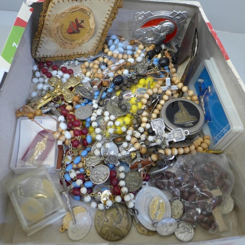 692 - Rosary beads, etc.