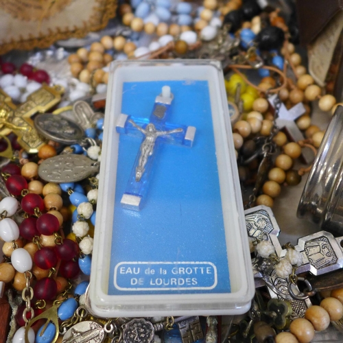 692 - Rosary beads, etc.