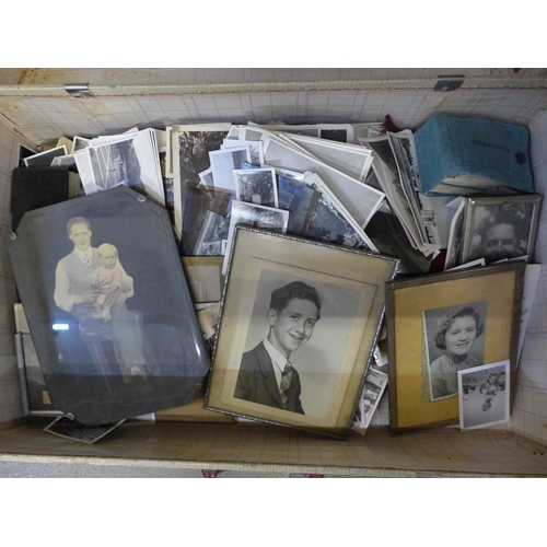 721 - A suitcase of old photographs and negatives **PLEASE NOTE THIS LOT IS NOT ELIGIBLE FOR POSTING AND P... 