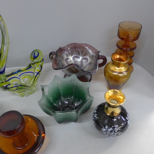 723 - A collection of glassware, including Wedgwood mushroom paperweight, Alum Bay iridescent art glass, a... 