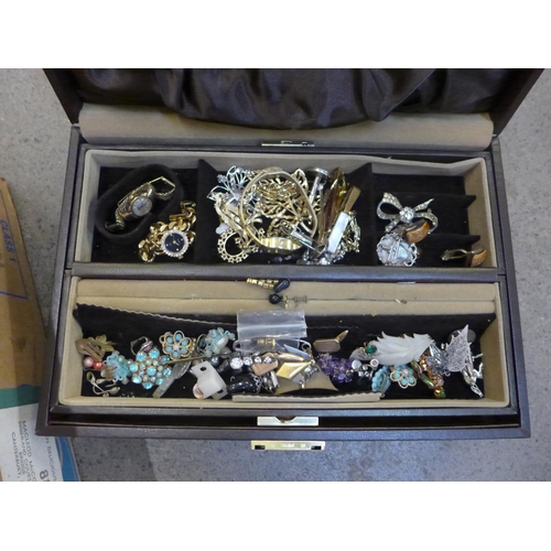 728 - A large collection of vintage costume jewellery