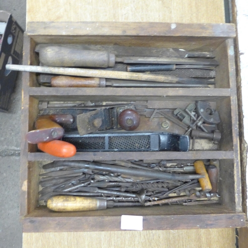 2017 - Three trays of vintage woodworking tools including chisels, try squares and hand drills